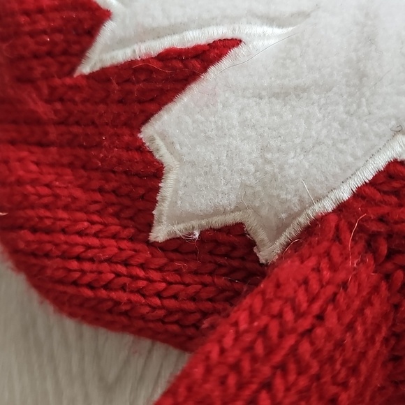 Hudson's Bay Canada Olympics Knit, Fleece Lined 'Red Mittens' Youth - Picture 5 of 9